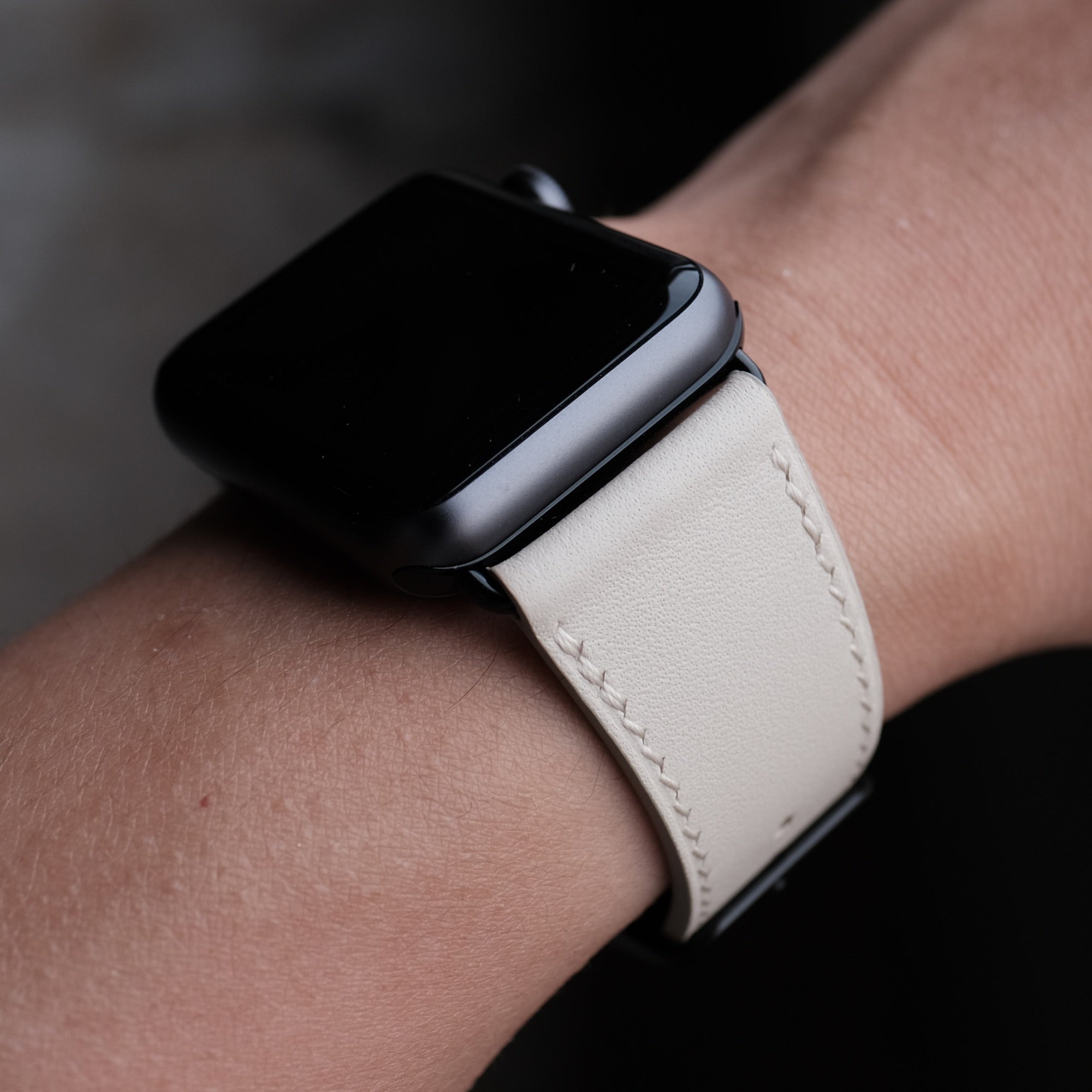 Pin & Buckle - Luxe - Leather Apple Watch Band - Sabbia - Black Stainless Steel Hardware