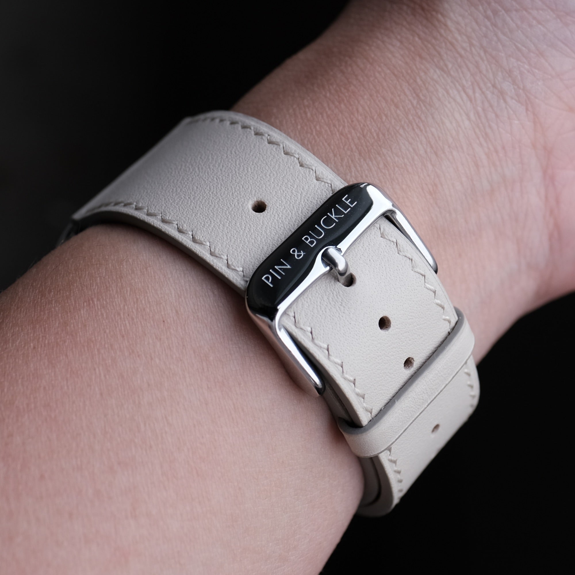 Pin & Buckle - Luxe - Leather Apple Watch Band - Sabbia - Silver Stainless Steel Buckle
