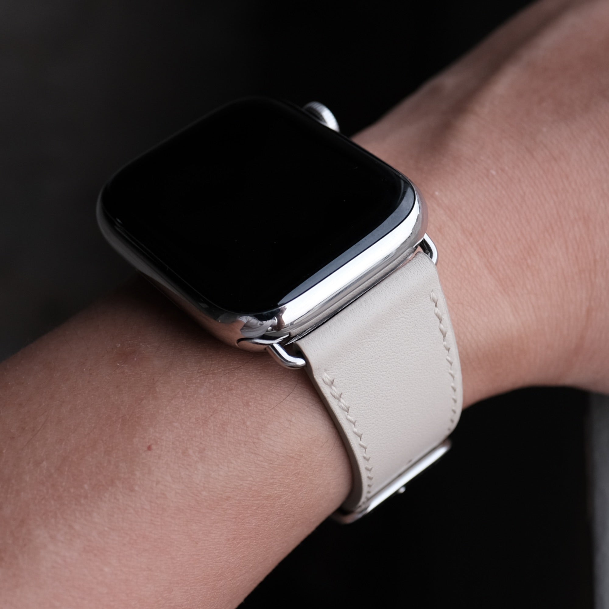 Pin & Buckle - Luxe - Leather Apple Watch Band - Sabbia - Silver Stainless Steel Hardware