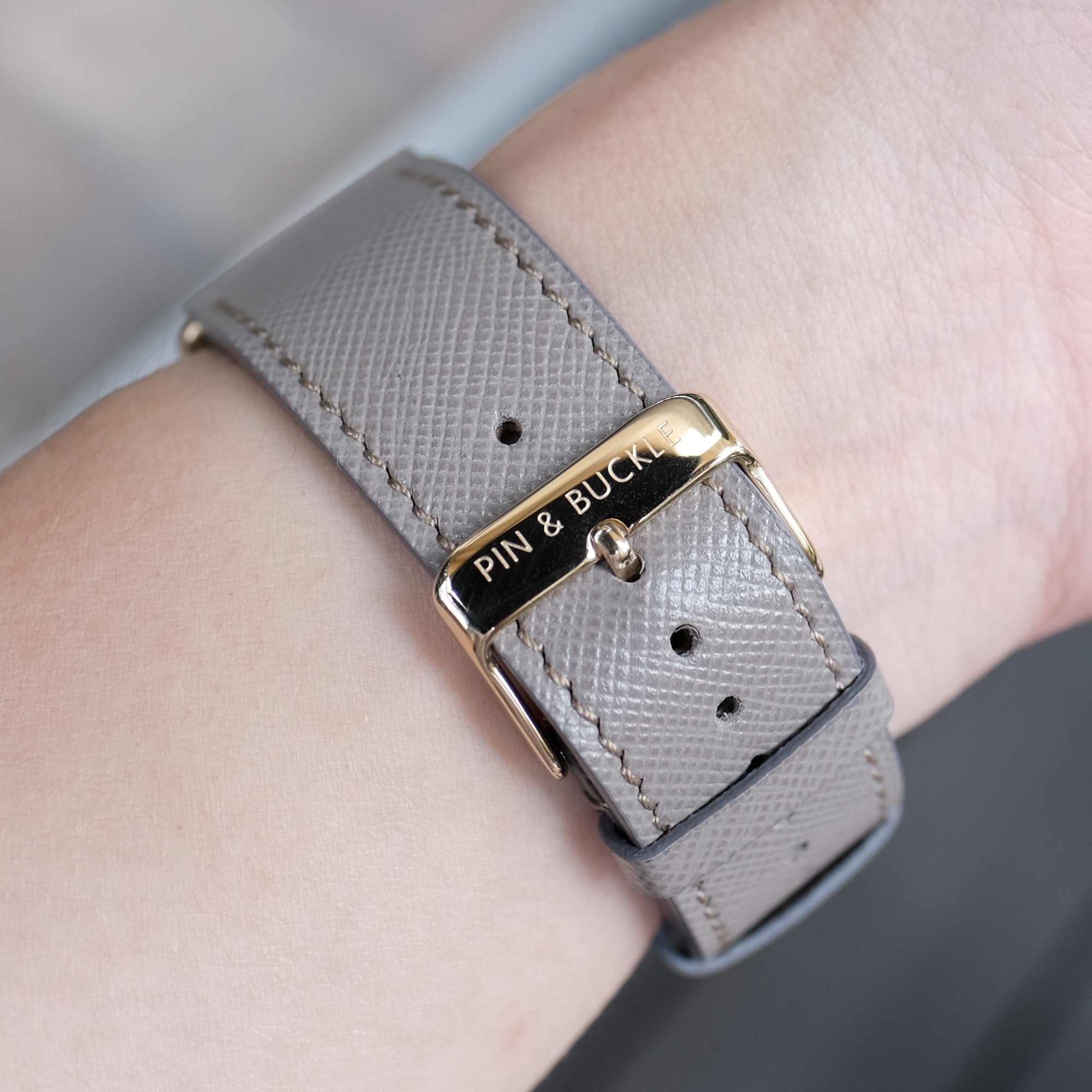 Pin and Buckle Apple Watch Bands - Saffiano Leather Apple Watch Bands - Grigio Chiaro - Gold - Buckle