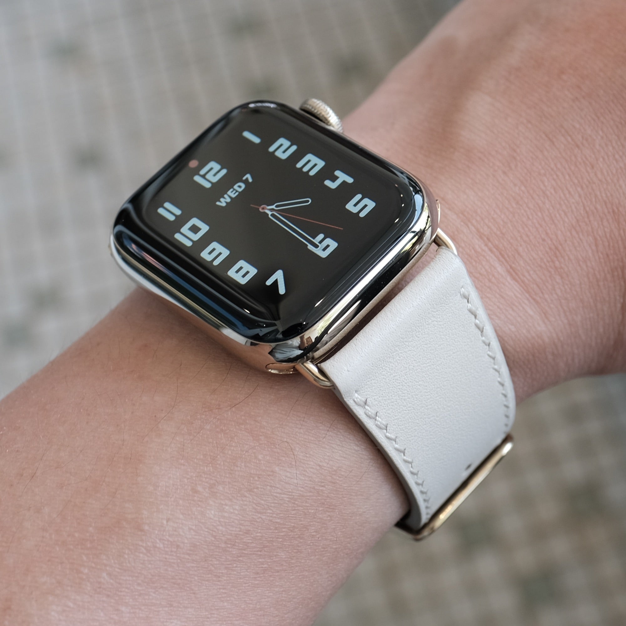 Pin & Buckle - Luxe - Leather Apple Watch Band - Sabbia - Gold Stainless Steel Hardware