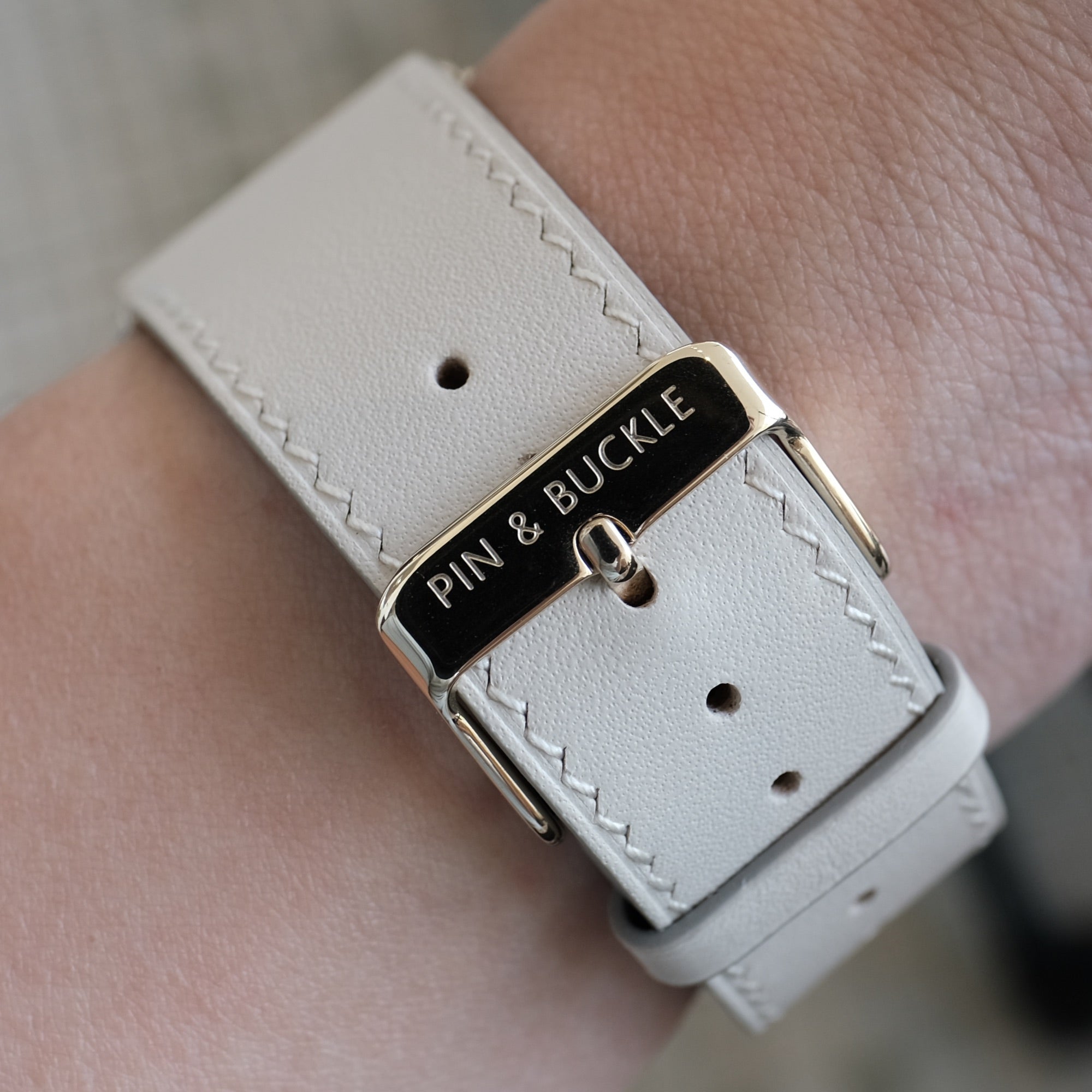 Pin & Buckle - Luxe - Leather Apple Watch Band - Sabbia - Gold Stainless Steel Buckle