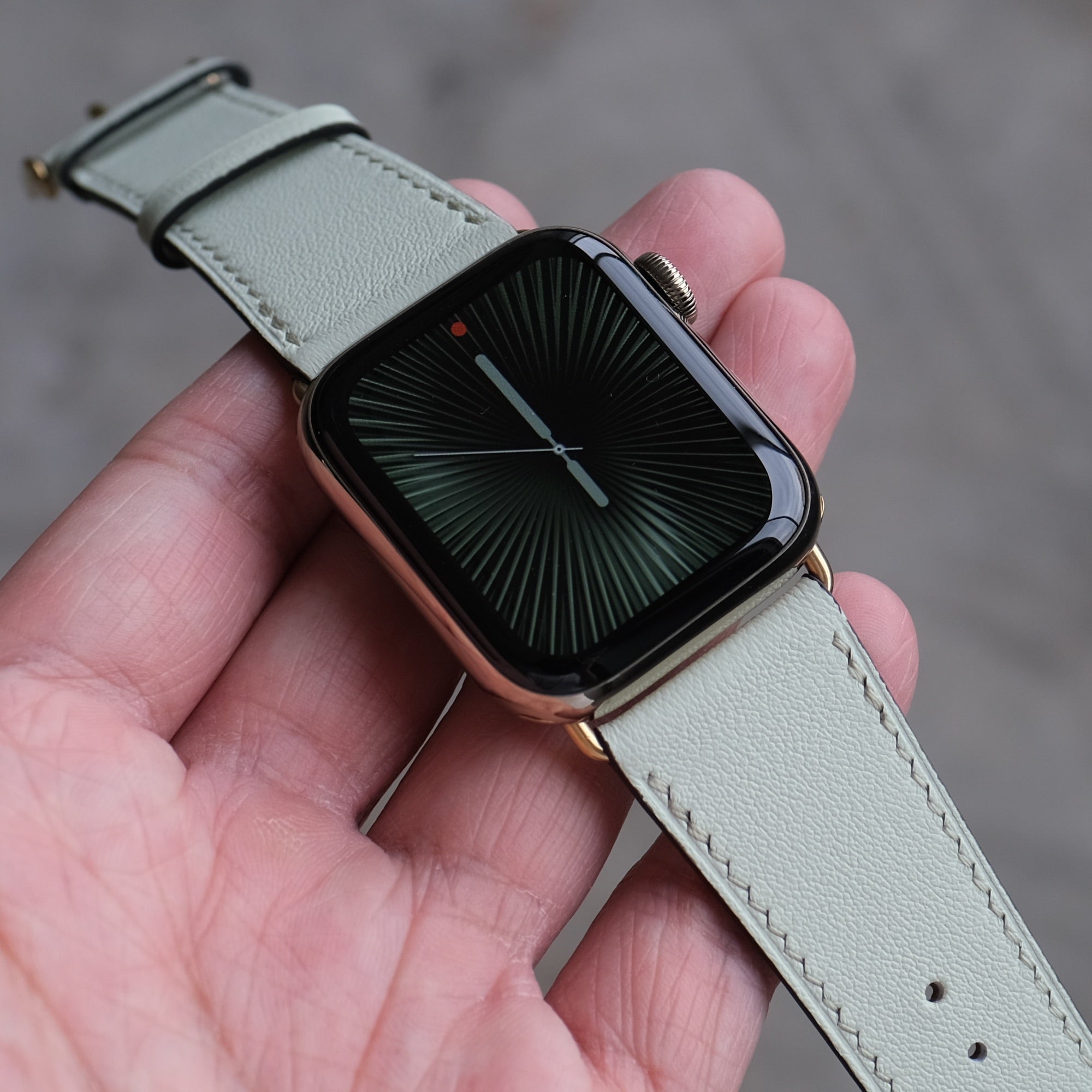 Pin & Buckle - Pistachio - Leather Apple Watch Band - Pistachio - in Palm