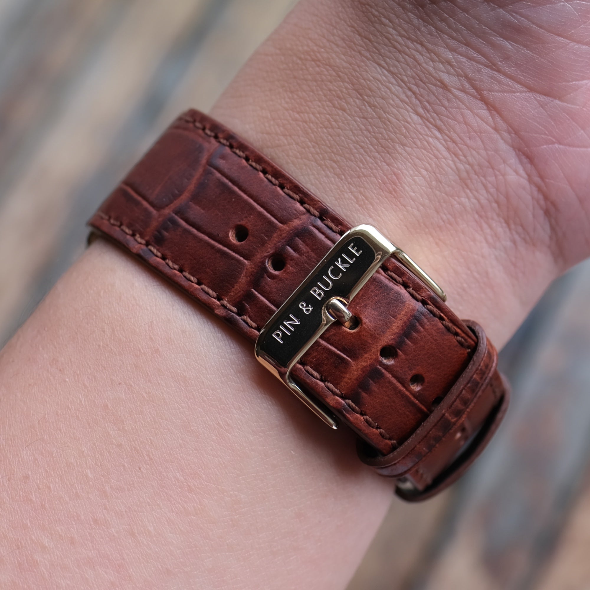 Pin and Buckle - Embossed Full-Grain Leather Apple Watch Bands - Aligator - Mahogany - Gold Series 6 - Buckle